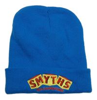 Modrá čepice s nápisem