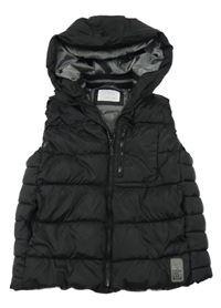 Černá šusťáková zateplená prošívaná vesta s nášivkou a kapucí Zara