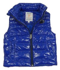 Safírová lesklá šusťáková zateplená vesta s nášivkou 