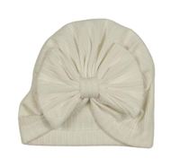 Bílá vzorovaná turbanová čepice s mašlí