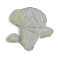 Bílá šusťáková beranice s kožešinou a bambulemi