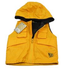 Nové - Hořčicová šusťáková zateplená vesta s kapsami a kapucí JCB