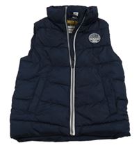 Tmavomodrá šusťáková zateplená vesta s nášivkou Dopodopo