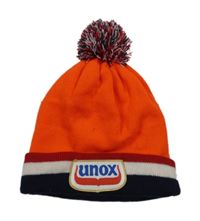 Neovově oranžová čepice s pruhy, nášivkou a bambulí 