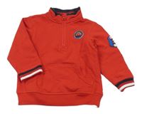 Červená mikina s nášivkou a stojáčkem 