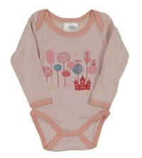 Růžové body se stromky a zámkem