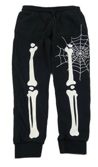 Černé tepláky s kostmi a pavučinou C&A