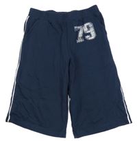 Tmavomodré teplákové kraťasy s číslem 