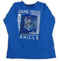 Modré triko s ovladačem a nápisy Y.F.K.