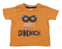 Oranžové tričko a nápisem