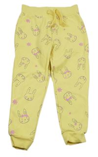 Žluté tepláky se zajíčky a květy St. Bernard