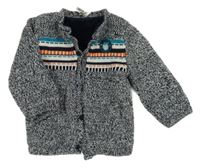 Tmavomodro-bílo-barevný melírovaný propínací zateplený svetr s nášivkou zn.