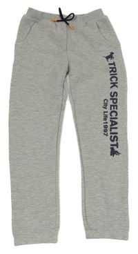 Šedé žebrované tepláky s nápisem Kids