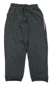 Tmavošedé tepláky s nápisem 