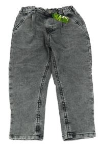 Tmavošedé teplákové rifle s přívěskem