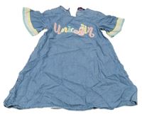 Světlemodré lehké šaty riflového vzhledu s barevným nápisem 