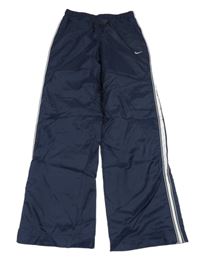 Tmavomodro-bílé šusťákové sportovní kalhoty s logem Nike