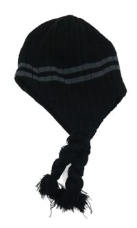 Černo-šedá čepice s pruhy a copánky 