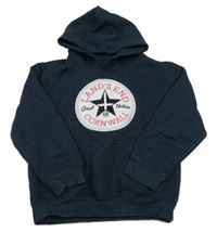 Tmavomodrá mikina s nášivkou a kapucí 