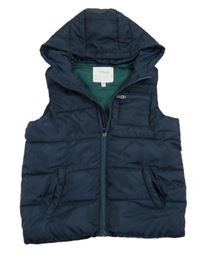 Tmavomodrá šusťáková zateplená vesta s kapucí 