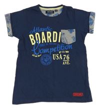 Tmavomodré tričko s nápisem a kapsou Blue Seven