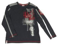 Tmavošedé triko s nápisem a číslem 