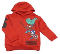 Červená mikina se superhrdiny a kapucí George