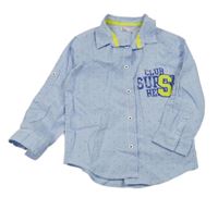 Modro-bílá pruhovaná košile s nápisem 