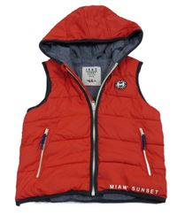 Červená šusťáková zateplená vesta s nášivkou a kapucí