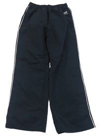 Tmavomodré šusťákové podšité kalhoty s pruhy a nápisem Infinity Kids