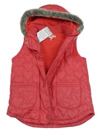 Jahodová šusťáková zateplená vesta s prošívanými srdíčky a kapucí s kožešinou M&S