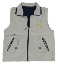 Světlešedá šusťáková zateplená vesta s písmenem