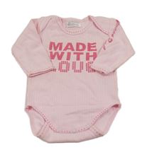 Růžové žebrované body s nápisem