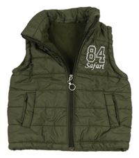 Khaki šusťáková zateplená vesta s nápisem a číslem 