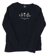 Tmavomodré triko s kytičkami a nápisem KIABI