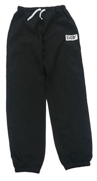 Černé šusťákové kalhoty s nápisem Shein 