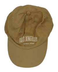 Hnědá kšiltovka s nápisem