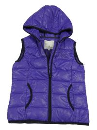 Fialová šusťáková zateplená vesta s výšivkou a kapucí Tom Tailor