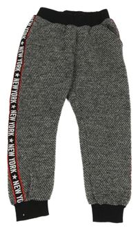Černo-šedé vzorované pletené kalhoty s nápisy 