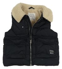 Černá prošívaná šusťáková zateplená vesta s nášivkou a huňatým límečkem F&F