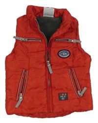 Červená šusťáková zateplená vesta s nášivkou