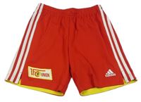 Červené sportovní kraťasy s nášivkou Adidas