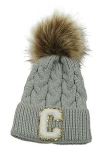 Šedá vzorovaná pletená čepice s písmenkem a bambulí