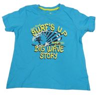 Azurové tričko s nápisy a žralokem lupilu