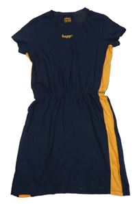 Tmavomodro-oranžové šaty s nápisem TCM