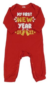 Červený overal s nápisy 