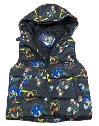 Nové - tmavošedo-barevná šusťáková zateplená vesta se Sonicem a kapucí Primark