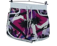 Dámské bílo-purpurovo-černé vzorované plážové kraťasy s palmami 