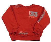 Červená mikina s číslem 