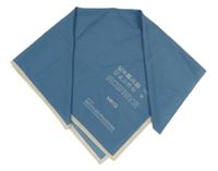 Modro-bílý šátek s nápisem Mango